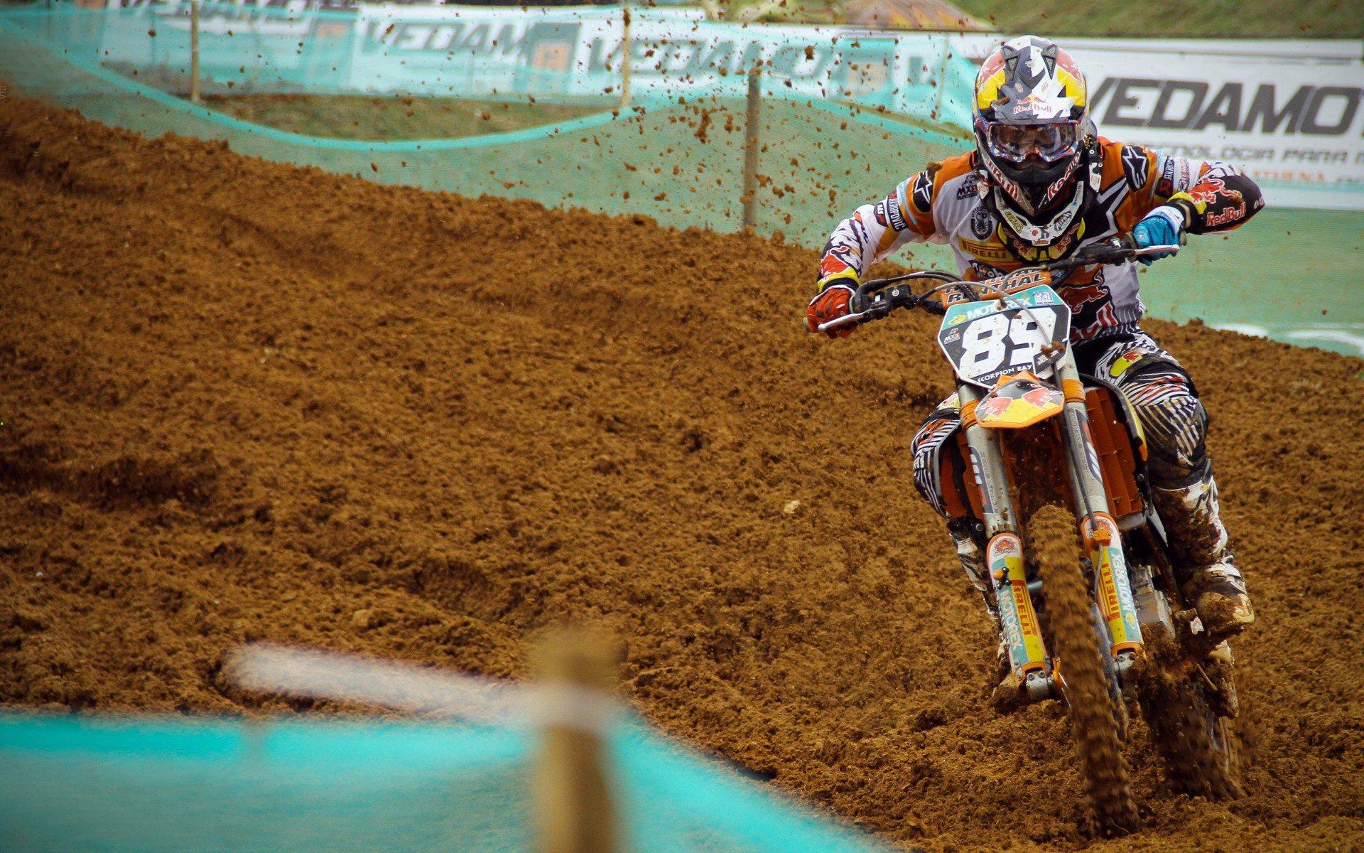 UFC 296上演巅峰对决,爱德华兹成功卫冕次中量级冠军