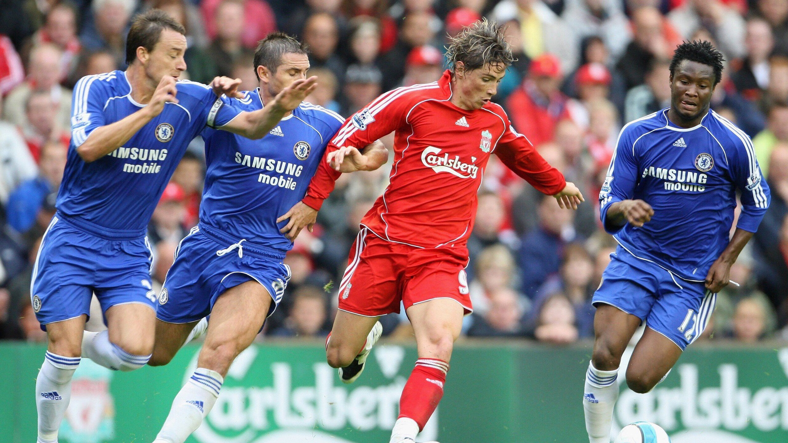 中超联赛激战正酣，争冠保级悬念迭起，本土新星闪耀赛场