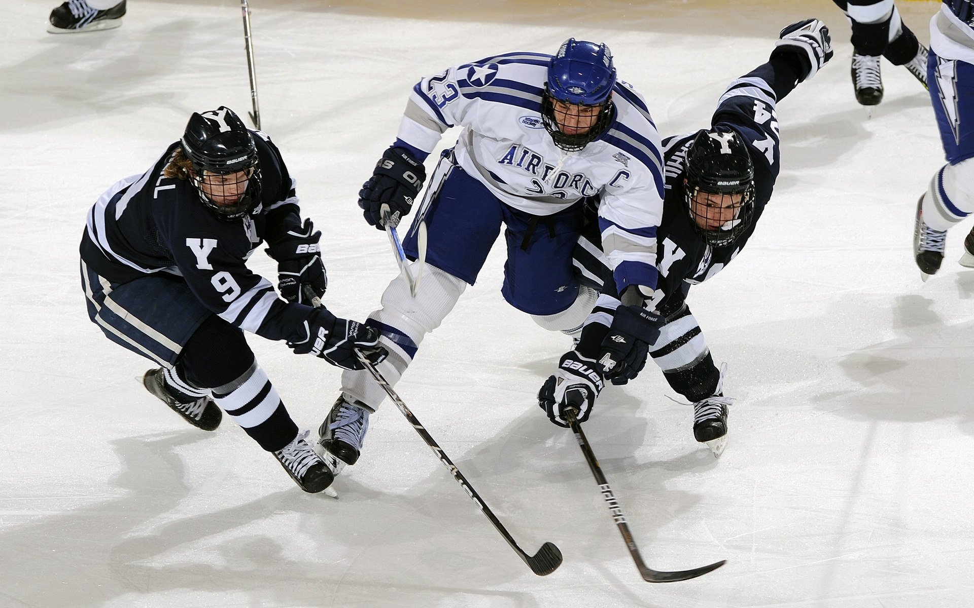 中超联赛激战正酣，争冠保级悬念迭起，本土新星闪耀赛场